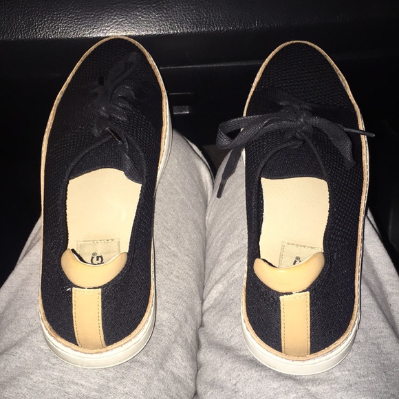 Ugg casual shoes - Picture 2 of 3